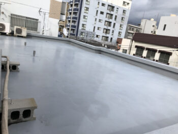 屋上防水施工の様子